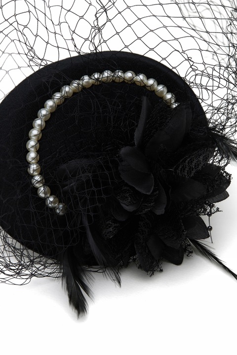 Elegancki czarny Fascynator kapelusz z woalką i perełkami retro vintage