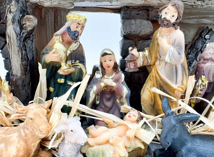 SZOPKA BOŻONARODZENIOWA KAMIENNA 28 CM Z OŚWIETLENIEM I FIGURAMI STAJENKA