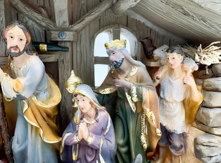 SZOPKA BOŻONARODZENIOWA KAMIENNA 38 CM Z OŚWIETLENIEM I FIGURAMI STAJENKA