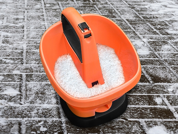 SIEWNIK akumulatorowy na baterie DO NAWOZU SOLI TRAWY 2,7L automatyczny