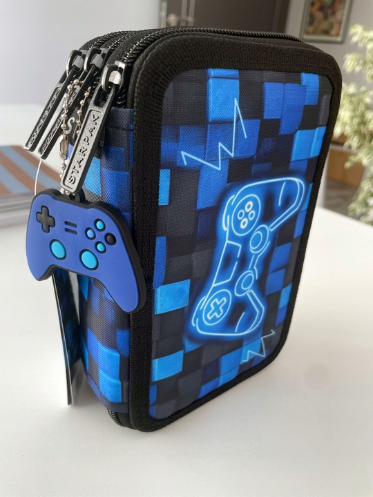 PIÓRNIK SZKOLNY TRZYKOMOROWY Z WYPOSAŻENIEM DLA CHŁOPCA PIXEL PAD GAME