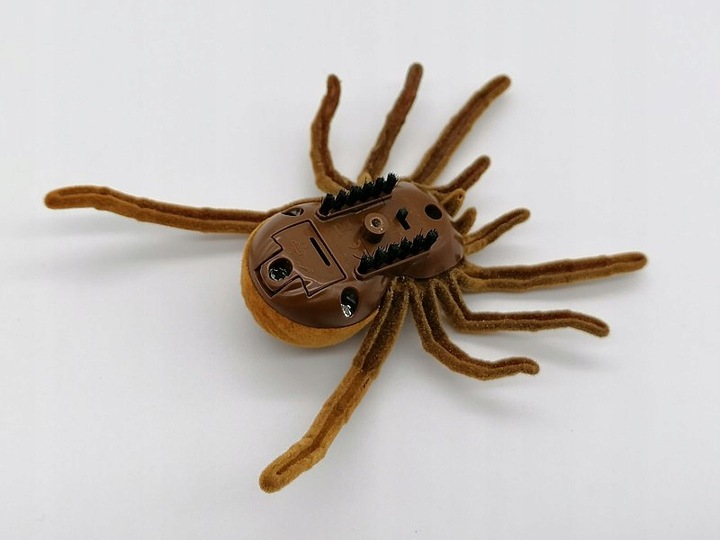 Pająk tarantula chodzący na baterie Halloween 21p