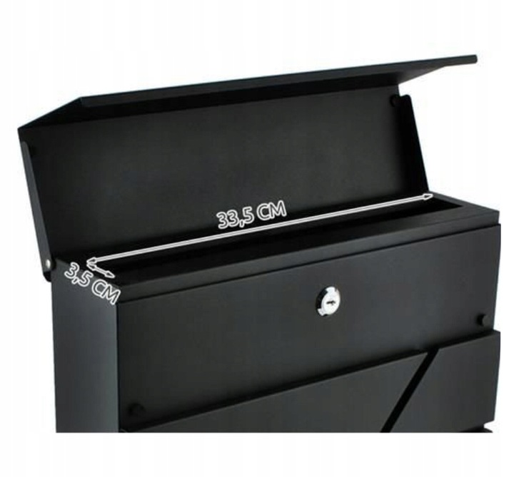 SKRZYNKA NA LISTY POCZTOWA Z NUMEREM DOMU ADRESEM DUŻA GAZETY Z NAPISEM