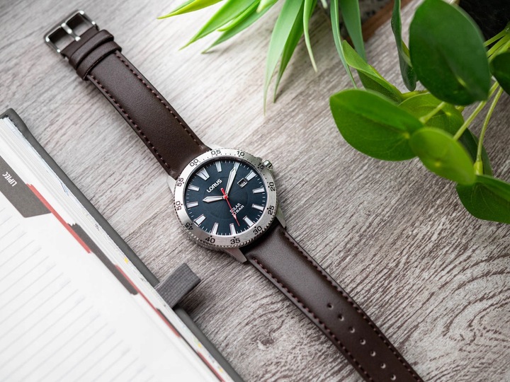 MĘSKI ZEGAREK LORUS RX349AX9 SOLAR ELEGANCKI NA PASKU DATOWNIK 100M