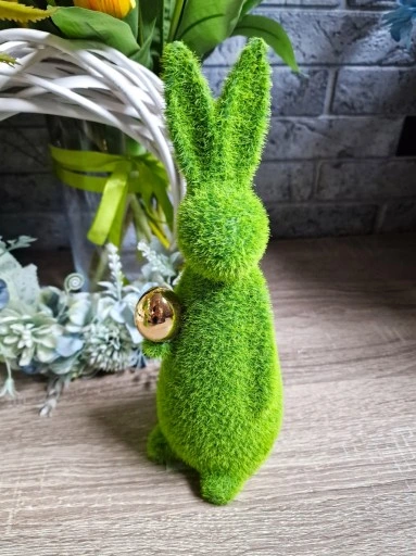 FIGURKA WIELKANOCNY ZAJĄC KRÓLIK zielony ze złotym jajkiem model I