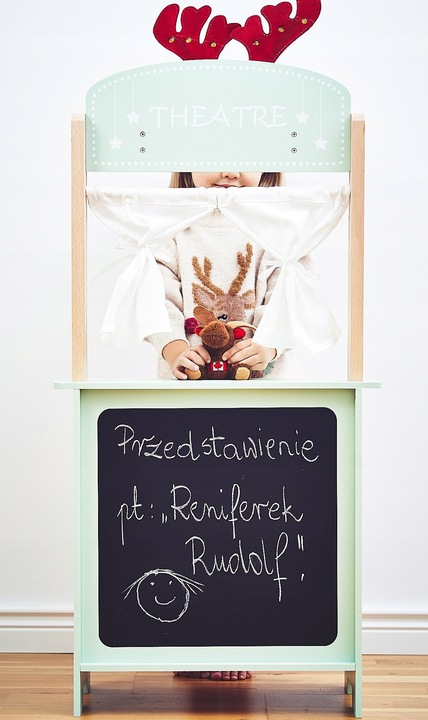 Duży drewniany sklep stragan teatr waga terminal płatniczy warzywa i owoce