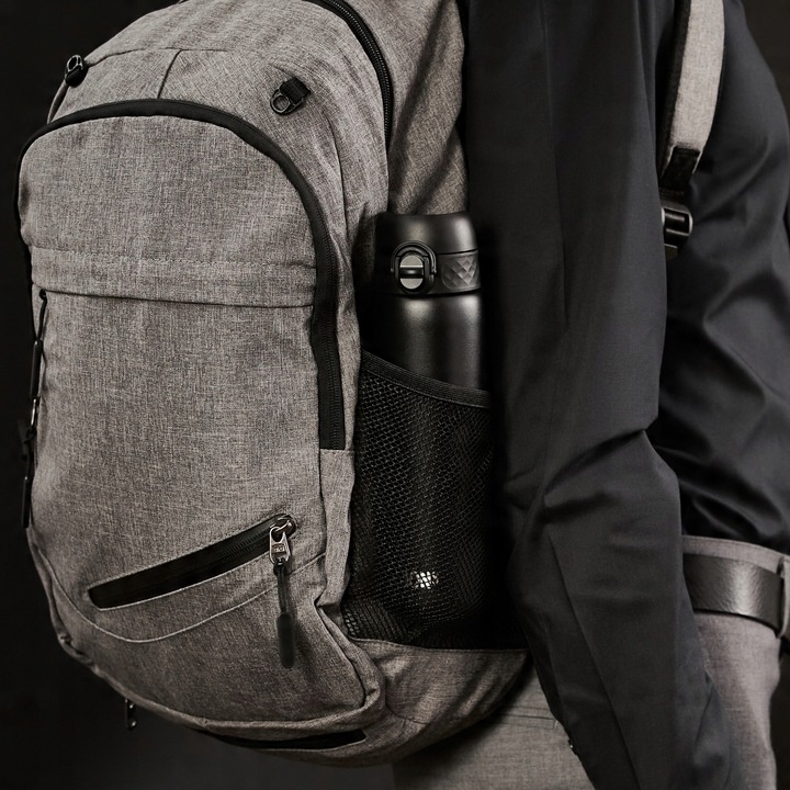 Czarny bidon na wodę elegancki i sportowy do biura na siłownię ION8 0,6 l