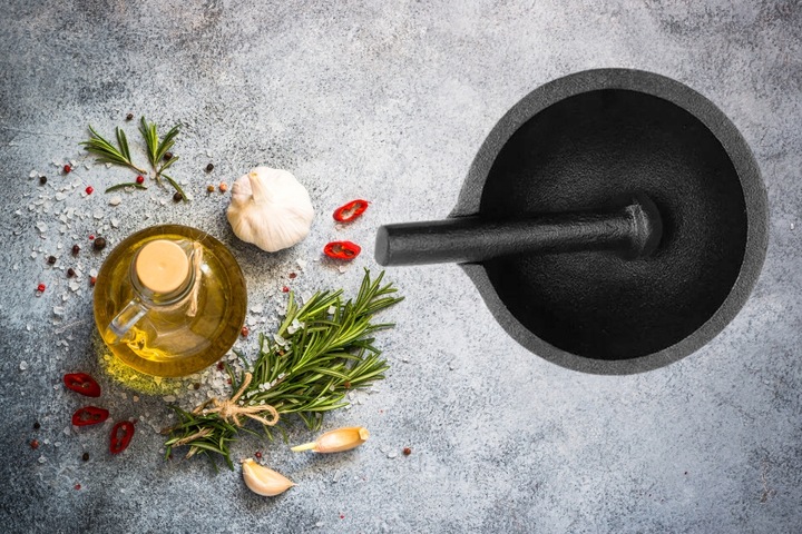 MOŹDZIERZ ŻELIWNY KUCHENNY Z TŁUCZKIEM DO PRZYPRAW ZIÓŁ TŁUCZEK UBIJAK