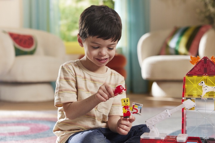 KLOCKI MAGNETYCZNE KONSTRUKCYJNE REMIZA STRAŻACKA Z WOZEM 50 EL MAGNA TILES