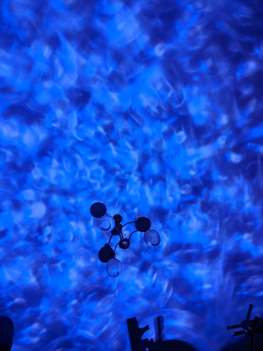 PROJEKTOR GWIAZD LAMPKA NOCNA RZUTNIK LED DO SYPIALNI DLA DZIECI NA PREZENT