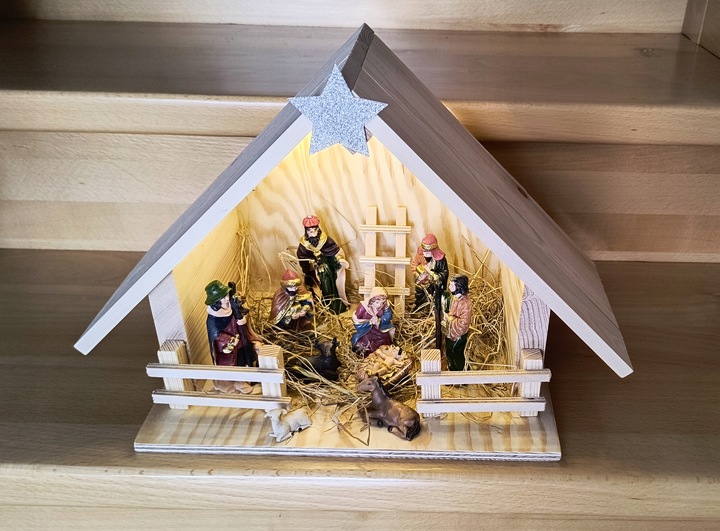 Szopka Bożonarodzeniowa drewniana z figurkami stajenka oświetlenie led