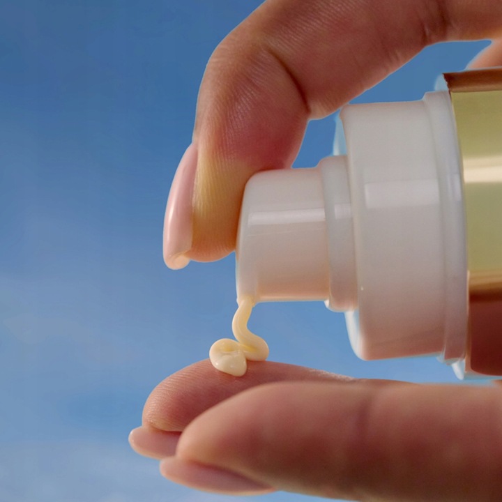 NIVEA LUMINOUS630 Serum na przebarwienia plamy 30ml + Kartka dla mamy