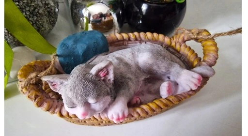 FIGURKA OZDOBNA - KOT ŚPIĄCY W KOSZYKU