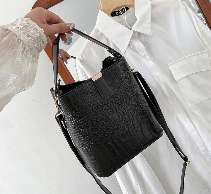 Torebka Damska Czarna na Ramię Elegancka Lakierowana Skóra Węża Ekologiczna