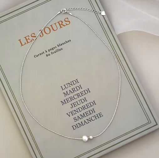 Naszyjnik z perłą dla kobiet - klasyka i szyk