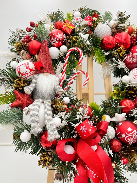 Wianek świąteczny 45cm biało-czerwony ze skrzatem wieniec stroik lampki LED