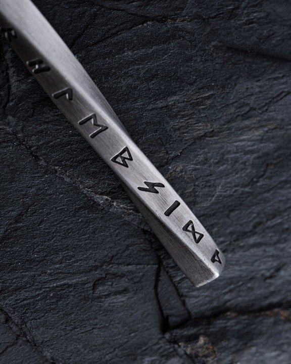 Srebrny wisiorek na łańcuszku RUNY - OBEREGI