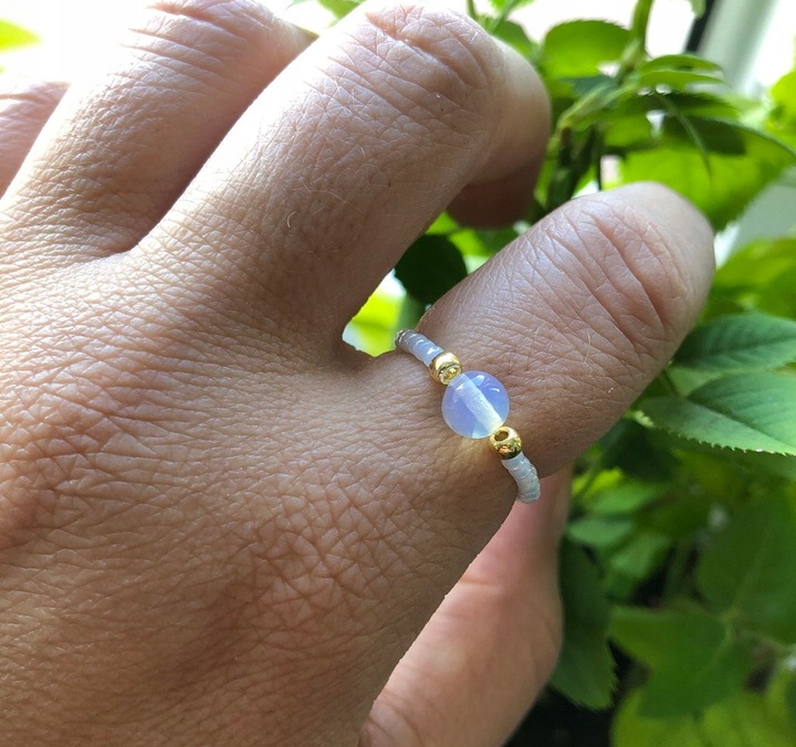 ELASTYCZNY PIERŚCIONEK KORALIKI OPAL