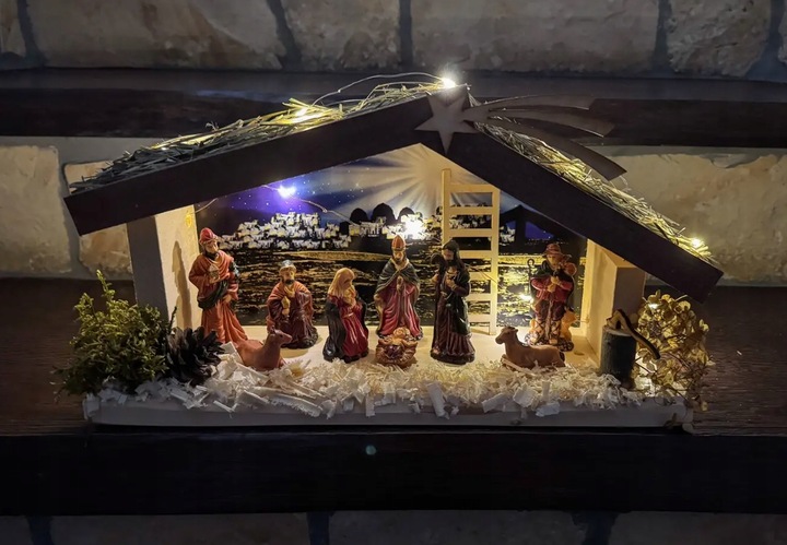 SZOPKA BOŻONARODZENIOWA DREWNIANA Z OŚWIETLENIEM NATURALNA + FIGURY 9 CM