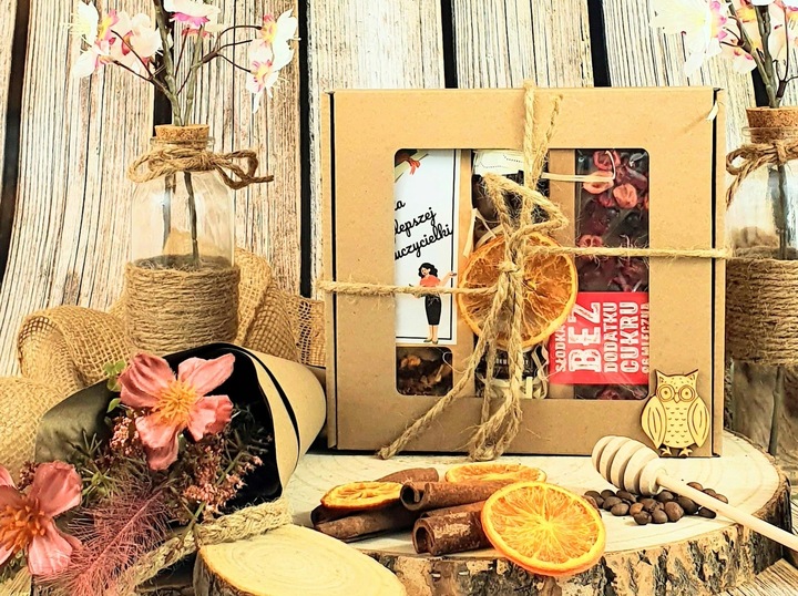 Kosz prezentowy na zakończenie roku personalizowany zestaw dla nauczyciela