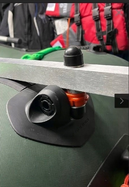 Prowadnica kotwicy z blokadą do pontonu lub łodzi