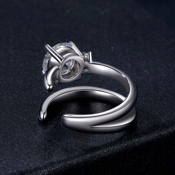 KM69 Srebrna nausznica z Moissanitami 0,5 ct 0,03 ct