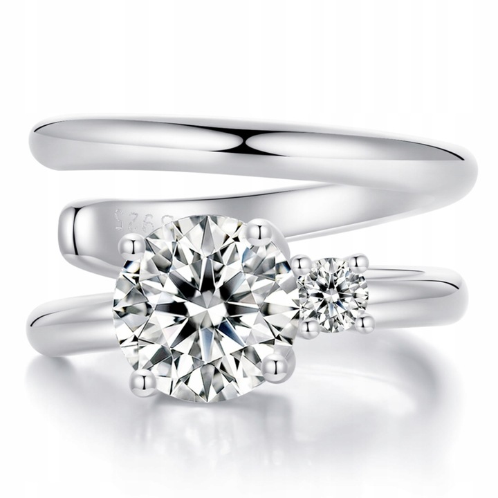 KM69 Srebrna nausznica z Moissanitami 0,5 ct 0,03 ct