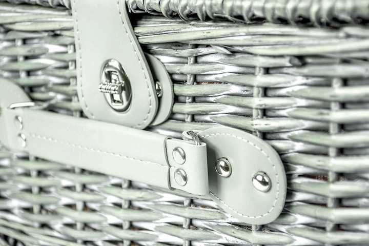 Duży kosz piknikowy z zestawem sztućców talerzy dla 4 osób biała wiklina