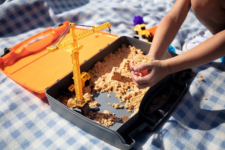 PIASEK KINETYCZNY PLAC BUDOWY ZESTAW W WALIZCE DŹWIG KOPARKA WALEC ZABAWKA