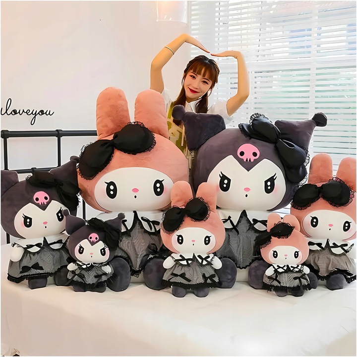 HELLO KITTY KUROMI MASKOTKA PLUSZAK ZABAWKA CZARNA SUKIENKA KOTEK 25CM