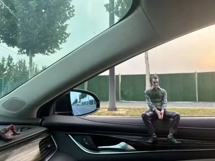 FIGURKA JOKER 27CM Z MASKĄ I PODSTAWKĄ DEKORACJA DO SAMOCHODU I PÓŁKI