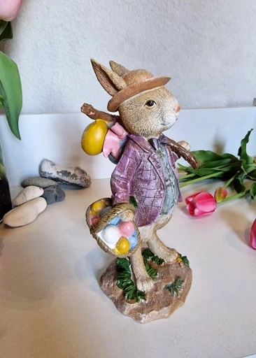 FIGURKA - WIELKANOCNY ZAJĄC KRÓLIK Z PISANKAMI II