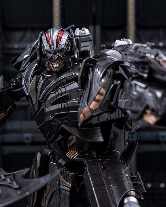 ZABAWKA ODRZUTOWIEC-ROBOT 2w1 19cm Dowódca ciemność