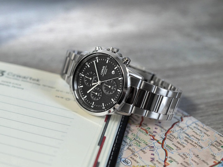 MĘSKI ZEGAREK LORUS RM365HX9 SREBRNY NA BRANSOLECIE CHRONOGRAF DATA 100M