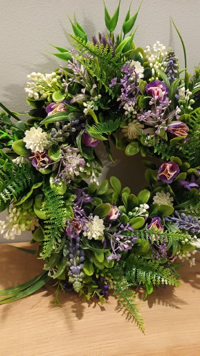 Wianek całoroczny na drzwi , stół.