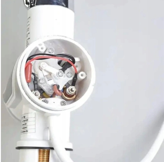 ELEKTRYCZNY PRZEPŁYWOWY PODGRZEWACZ WODY 3000 LCD GRZAŁK NADUMYWALKOWY KRAN