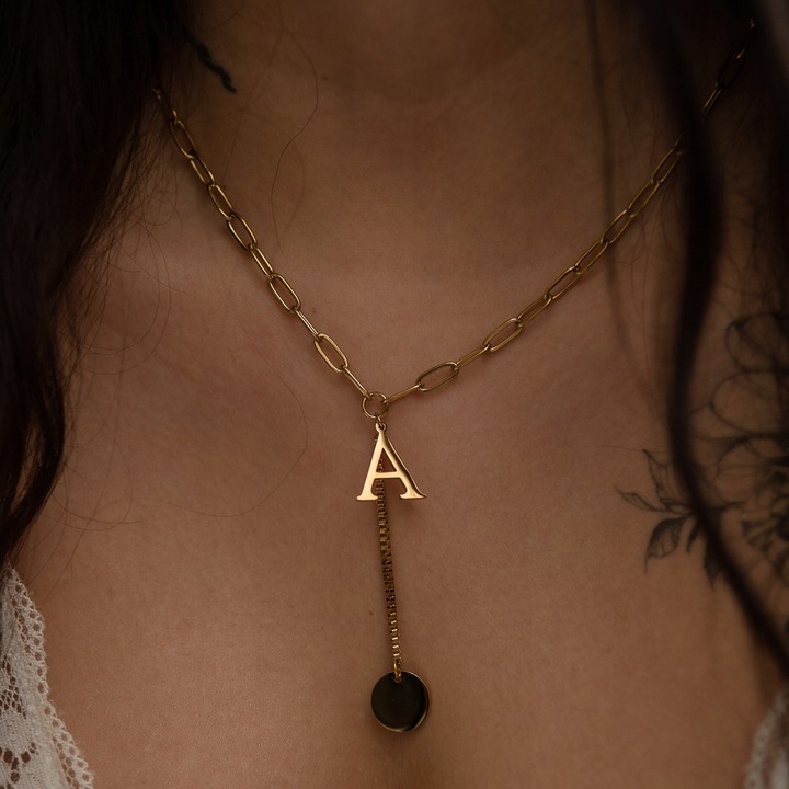 NASZYJNIK ZŁOTY CELEBRYTKA Z LITERKĄ A, GRAWER