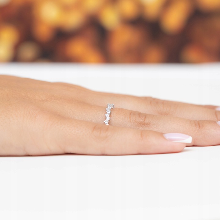 Piękny SREBRNY PIERŚCIONEK pr. 925 z Białymi Cyrkoniami r.11