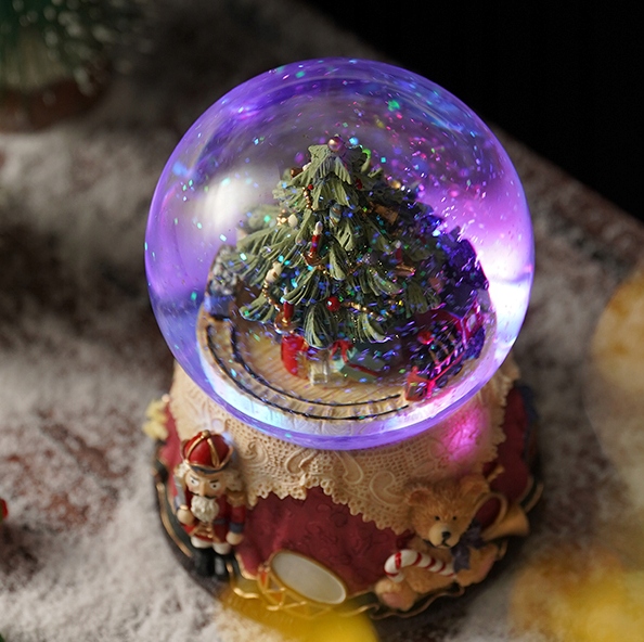ŚWIĄTECZNA ŚNIEŻNA SCENA POZYTYWKA KRYSZTAŁOWA KULA LED CHOINKA