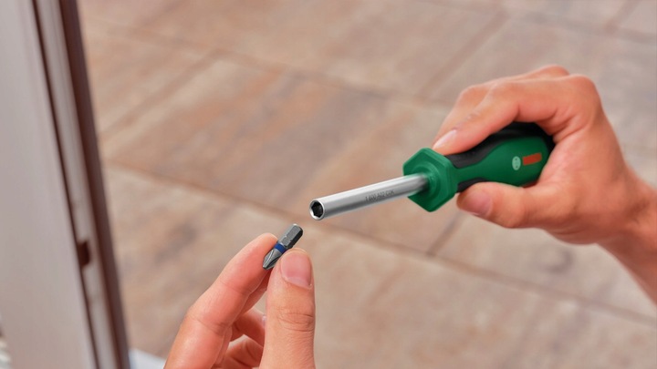 Wkrętak ręczny z grzechotką + 12 bitów BOSCH