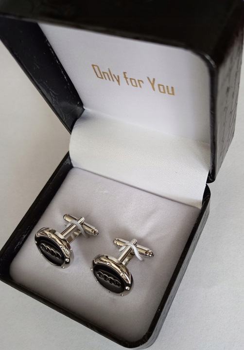 Exciting spinki do mankietów koszuli Audi