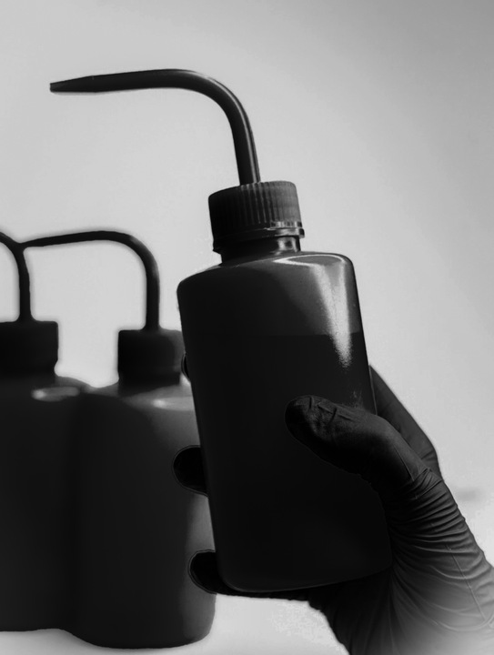 BUTELKA TRYSKAWKA BUTELECZKA DO MYCIA RZĘS 250 ml CZARNA