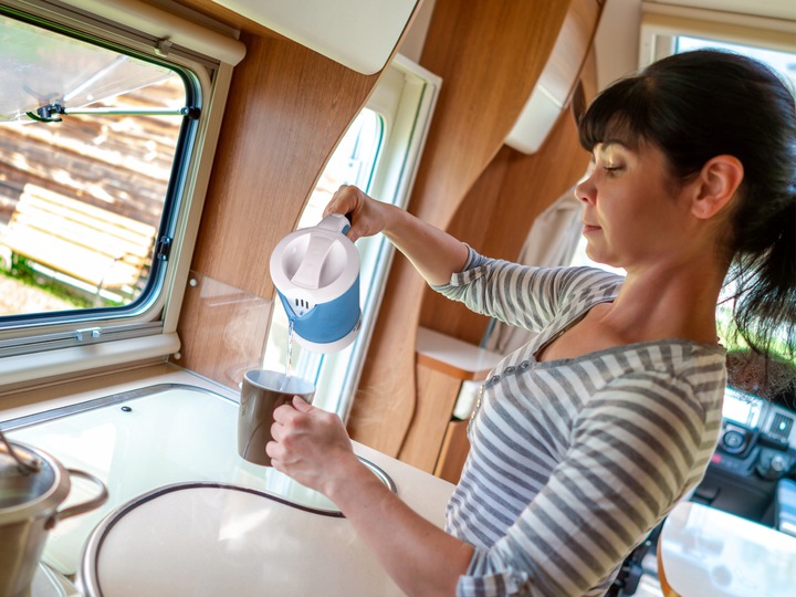 Czajnik elektryczny turystyczny 650W Eldom 0,6L mały podróżny plus 2 kubki