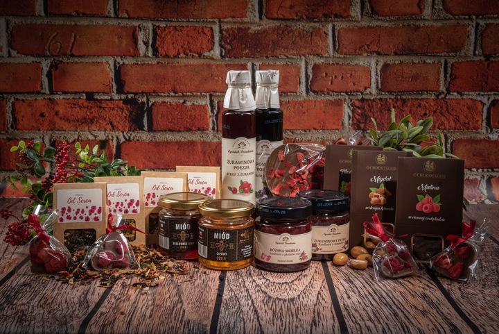 KOSZ PREZENTOWY DUŻY WIKLINOWY ZESTAW HERBAT SŁODYCZE SYROPY NA URODZINY