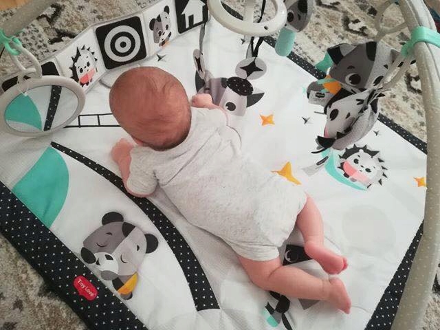 Mata edukacyjna z muzyką pałąk Magiczna Kraina czarno biała dla niemowląt