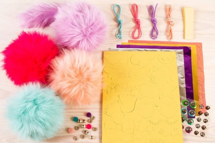 MAKE IT REAL zestaw kreatywny do tworzenia Puszystych Breloczków