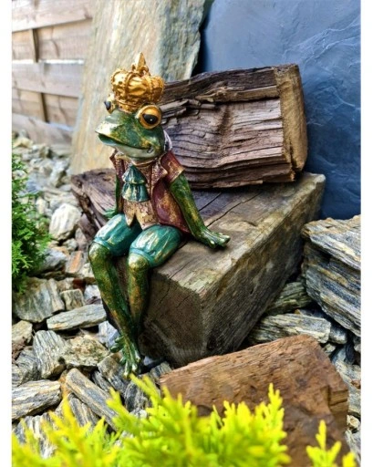 FIGURKA FIGURA ŻABA ŻABKA SIEDZĄCA W KORONIE