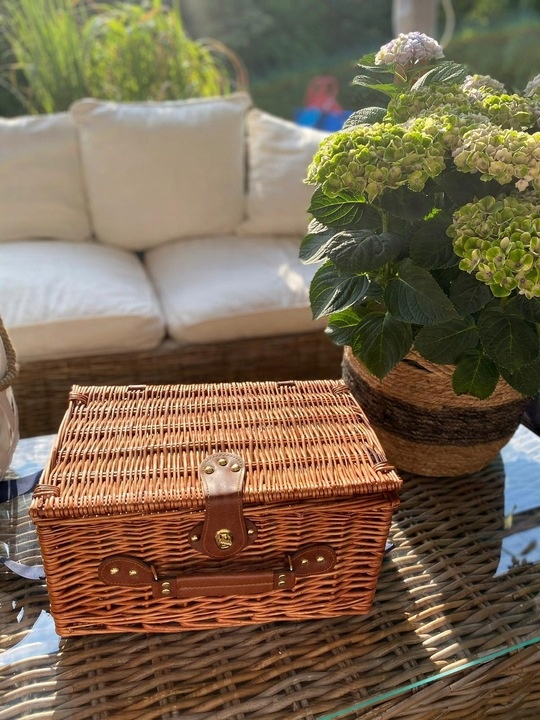 KOSZ PIKNIKOWY WIKLINOWY TALERZE SZTUĆCE 4 OSOBY