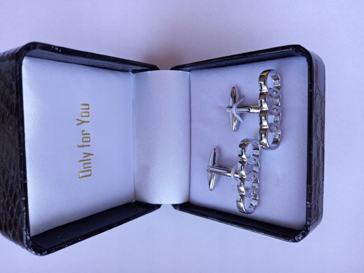 Ekskluzywne spinki do mankietów koszuli Audi