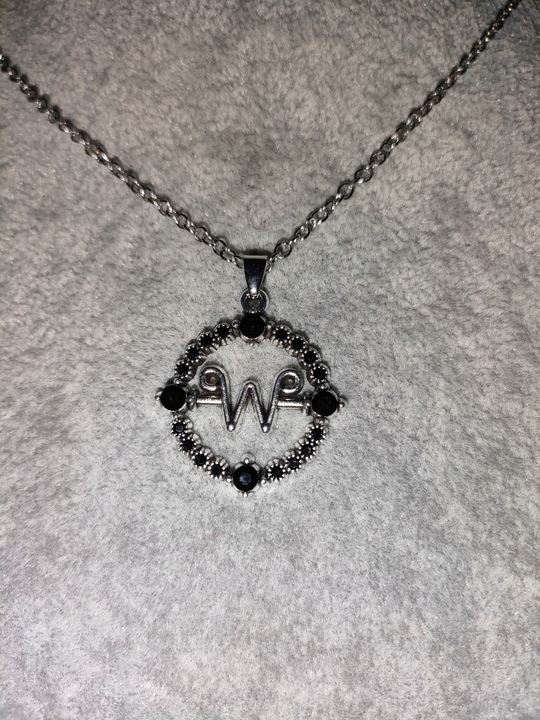 Gotycki Naszyjnik Łańcuszek z Wednesday Addams Serial Goth Filmowy Prezent